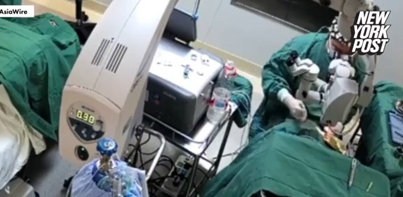 Phẫn nộ Bác sĩ Trung Quốc liên tục đấm vào đầu bệnh nhân khi đang phẫu thuật